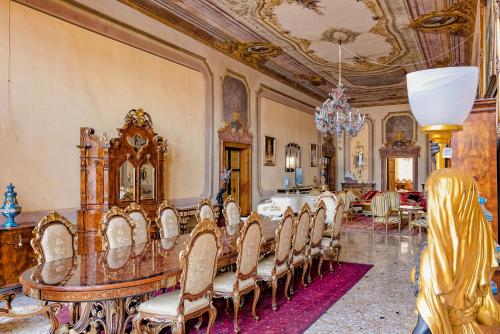 comedor con mesa grande y sillas en Palazzo Ca' Bernardo By Francesco Molon en Venecia