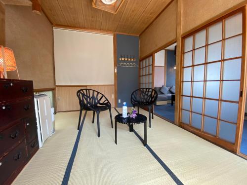 uma sala de estar com duas cadeiras e uma mesa em One Rest Private House em Naoshima