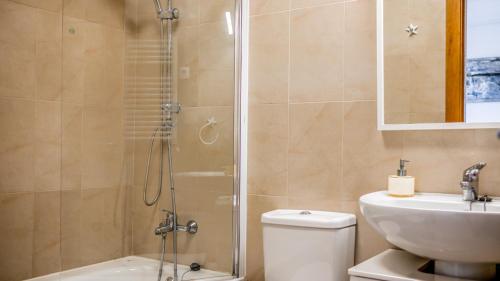 Koupelna v ubytování Stunning Townhouse with wonderful views on La Torre Golf Resort 2 Bed 2 Bathroom LA228LT