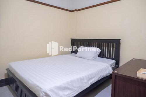 Postel nebo postele na pokoji v ubytování Athaya Hotel Syariah near UGM Yogyakarta Mitra RedDoorz