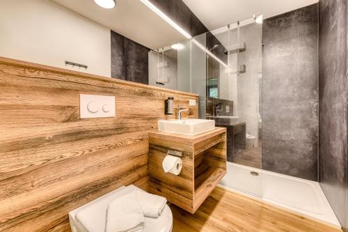 Kylpyhuone majoituspaikassa Brandnerhus by A-Appartments