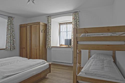 Postel nebo postele na pokoji v ubytování Sölle Homes Rattendorf - Alte Schule