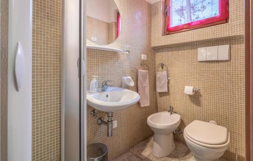 ein Bad mit einem WC und einem Waschbecken in der Unterkunft Nice Home In Monsampolo Del Tronto With House A Panoramic View in Monsampolo del Tronto