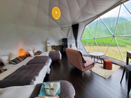 a room with two beds in a tent at GRAND VERDE RESORT in Kamegawa