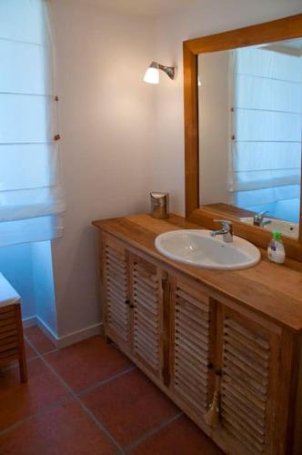 une salle de bain avec un lavabo et un miroir dans l'établissement LA VILLA GABRIELLE - ENTRE BOURG ET PLAGE, à Saint-Gildas-de-Rhuys