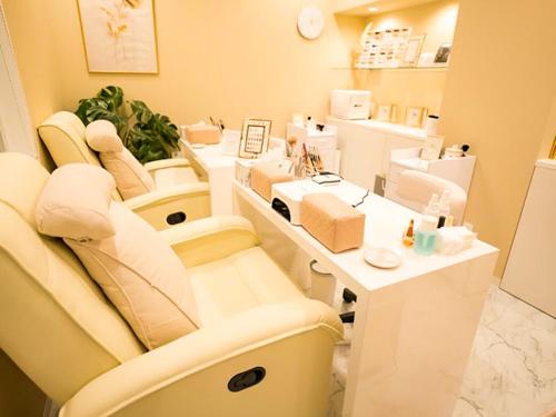 a salon with a waiting room with chairs and a table at マングタックリゾート尾道 in Onomichi