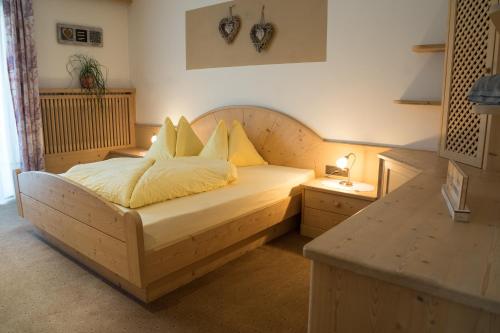シェーナにあるHilburgerhofのベッドルーム1室(黄色のシーツと枕のベッド1台付)
