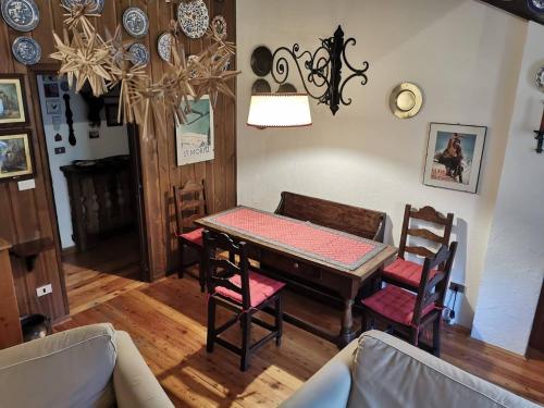 a dining room with a table and two chairs at Cogne come una volta in Cogne