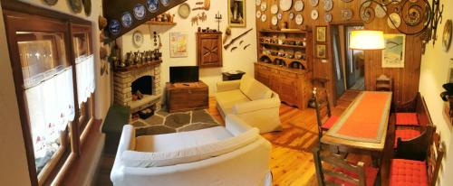 ein Wohnzimmer mit einem Sofa und einem Kamin in der Unterkunft Cogne come una volta in Cogne