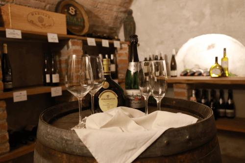 a barrel with wine glasses and bottles of wine at Weinstube Sinas Brettl in Nördlingen