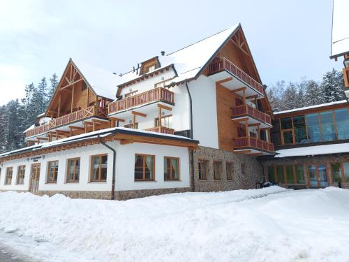 Pohorje Village Wellbeing Resort - Wellness & Spa Hotel Bolfenk durante el invierno