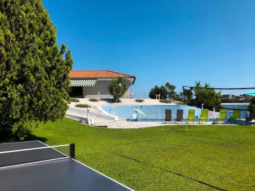una piscina nel cortile di una casa di Maison familiale de caractère avec piscine a Padronelo