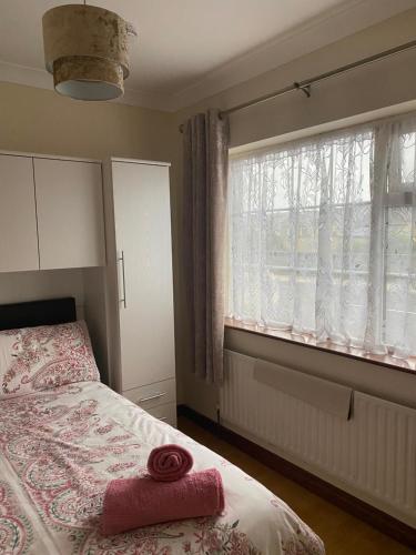 1 dormitorio con cama y ventana en Canal View, en Belmullet