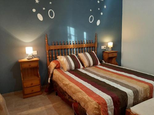 een slaapkamer met een bed met twee nachtkastjes en twee lampen bij Vivienda Rural Villa Madrid Alcázar in El Gastor