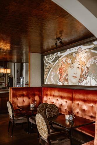 a dining room with tables and a picture of a woman at Hotel Restaurant Belvédère in Schoonhoven