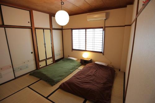 Un pat sau paturi într-o cameră la Hokuriku Saikawa Building No.2 Building 3 Floor / Vacation STAY 1944