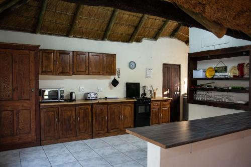 Η κουζίνα ή μικρή κουζίνα στο OPPIBERG GUEST HOUSE and SPA
