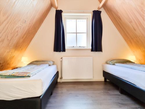 Ένα ή περισσότερα κρεβάτια σε δωμάτιο στο Rustig gelegen Vakantiehuis AK10