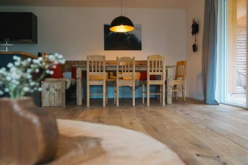 Apartment Luise - direkt an der Skipiste - mit Sauna في فيلدبرج: غرفة معيشة مع طاولة طعام وكراسي