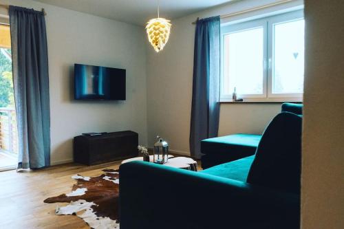 a living room with a couch and a mess on the floor at Apartment Luise - direkt an der Skipiste - mit Sauna in Feldberg