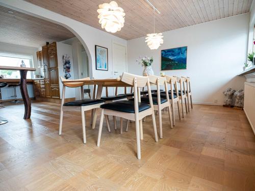 a dining room with a table and chairs at Marna Guesthause doubleroom nr.1 in Tórshavn