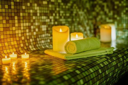 a group of candles and towels on a table at Hôtel la Baie Valdys Resort & SPA in Douarnenez