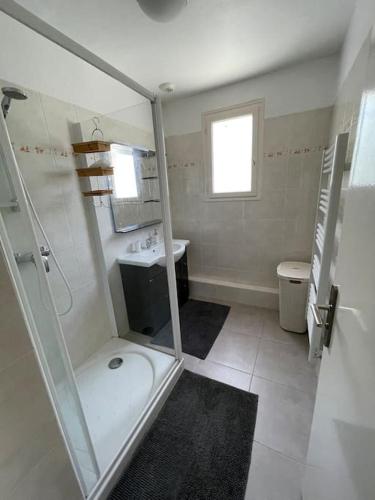 a bathroom with a shower and a toilet and a sink at Maison tout confort en Touraine 4 chambres in Fondettes