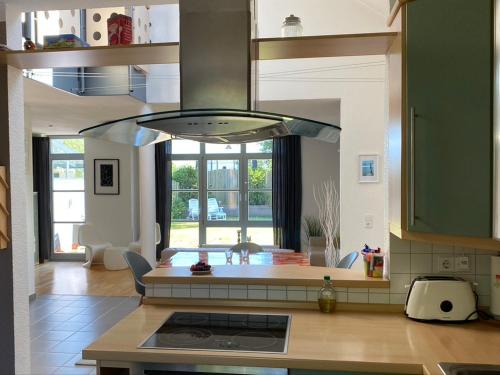 een keuken met een wastafel en een fornuis top oven bij Modernes Architektenhaus am Jadebusen in Varel