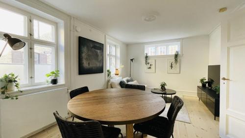 - une salle à manger avec une table et des chaises en bois dans l'établissement ApartmentInCopenhagen Apartment 1514, à Copenhague