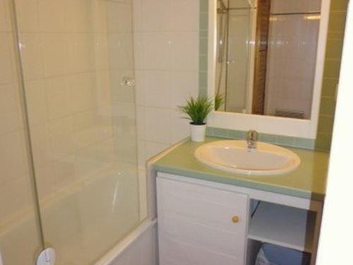 uma casa de banho com um lavatório e um chuveiro em Appartement La Mongie, 2 pièces, 6 personnes - FR-1-404-115 em La Mongie