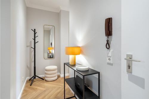 een kamer met een tafel met een lamp en een stoel bij Apartment Villa Anna - Wohnung mit Stellplatz in Emden