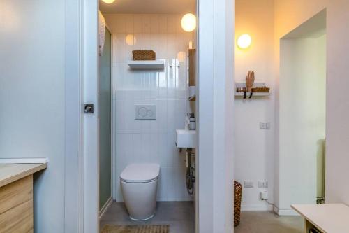 ein kleines Bad mit WC in einem Zimmer in der Unterkunft Easylife - Grazioso monolocale in zona Buenos Aires in Mailand
