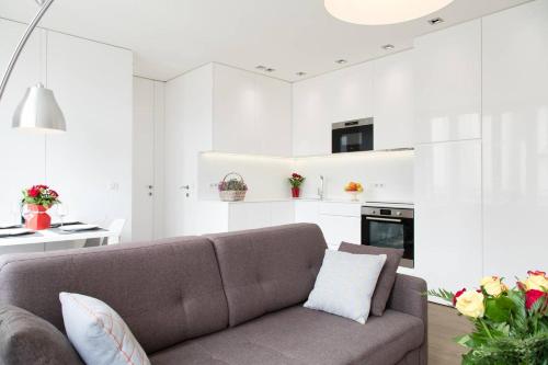 uma sala de estar com um sofá e uma cozinha em Arc de Triomphe Apartment em Paris