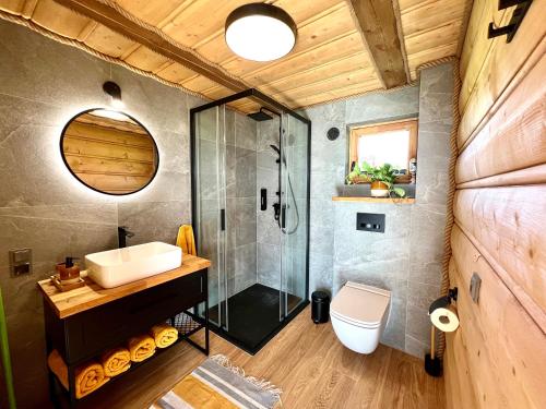 ein Bad mit einer Glasdusche und einem Waschbecken in der Unterkunft Dreamland in Bodzentyn
