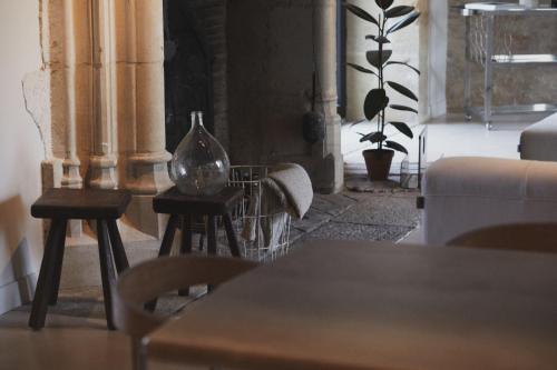 - un salon avec une table et deux tabourets dans l'établissement Le Clos des Ursulines // Maison seigneuriale du XVIe siècle, à Bligny-lès-Beaune