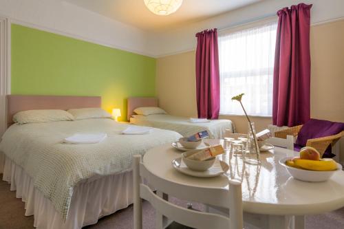 Säng eller sängar i ett rum på Brunton House Guest House