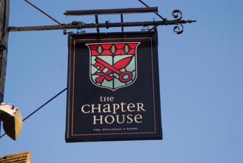 um sinal para a casa do capítulo pendurada num edifício em Chapter House em Salisbury