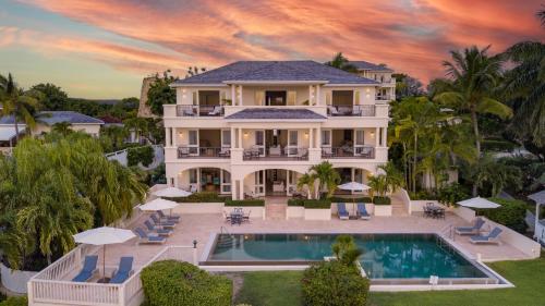 La alberca dentro o cerca de Blue Waters Resort and Spa