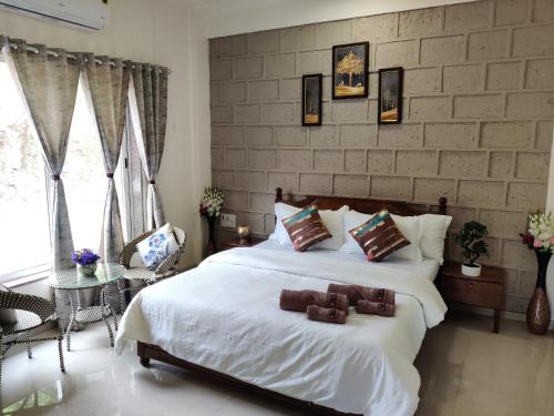 A bed or beds in a room at Spicy Mango Ocean Paradise - Luxurious Sea View Villa In Alibaug