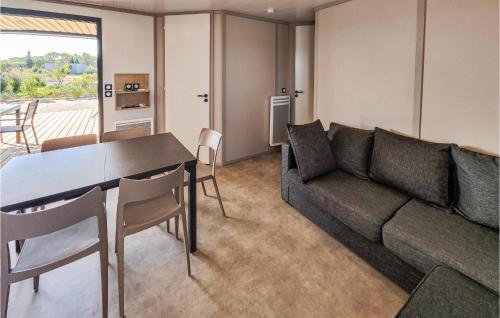 un salon avec un canapé et une table dans l'établissement Gorgeous Home In Olonzac With Kitchen, à Olonzac
