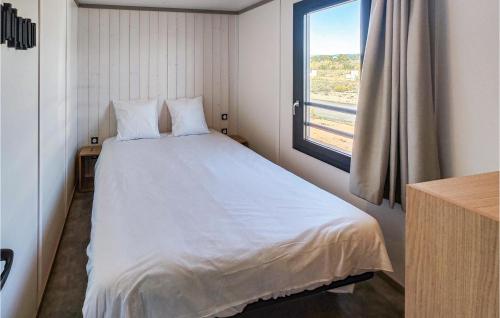 1 dormitorio con 1 cama blanca grande y ventana en Gorgeous Home In Olonzac With Kitchen, en Olonzac