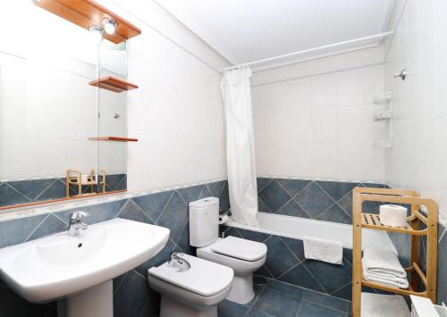 a bathroom with a sink and a toilet at Apartamentos El Retiro del Mirador by RetiroRural in Arenas de San Pedro