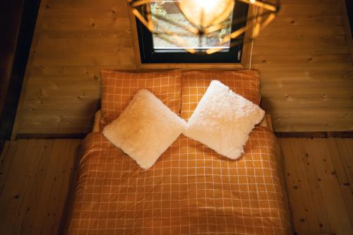 ein Sofa mit zwei Kissen auf einem Zimmer in der Unterkunft Unique Lake House Paradiso in Zvornik