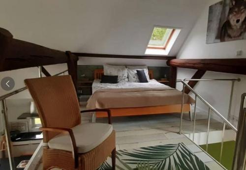 - une chambre avec un lit et une chaise dans l'établissement Orangerie Eext, à Eext