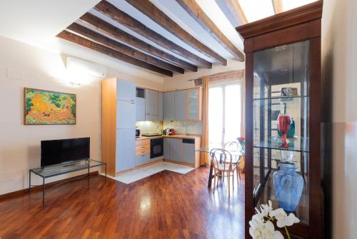 a living room with a kitchen and a dining room at Milan Retreats in Milan