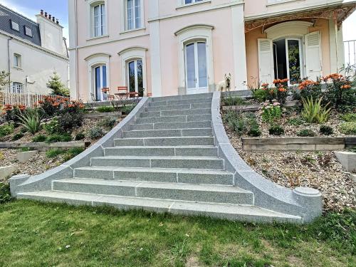 um conjunto de escadas em frente a uma casa em Maison Lacase em Saint Malo