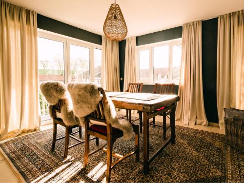 希明格的住宿－Ferienwohnung Auszeit，一间带桌椅和毛皮的用餐室