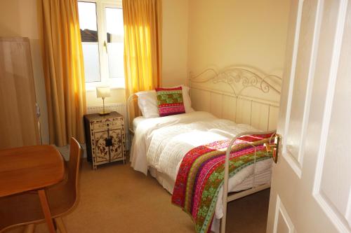 Habitación pequeña con cama y ventana en 'Heart Of Avalon' 500 metres to town centre en Glastonbury