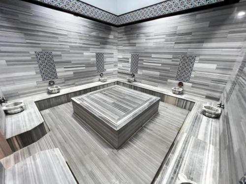 a large shower with a bed in a room at Spa Hotel Colossae Thermal in Pamukkale