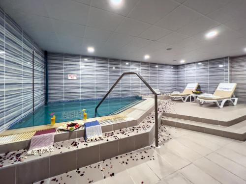 a swimming pool in a building with a swimming pool at Spa Hotel Colossae Thermal in Pamukkale
